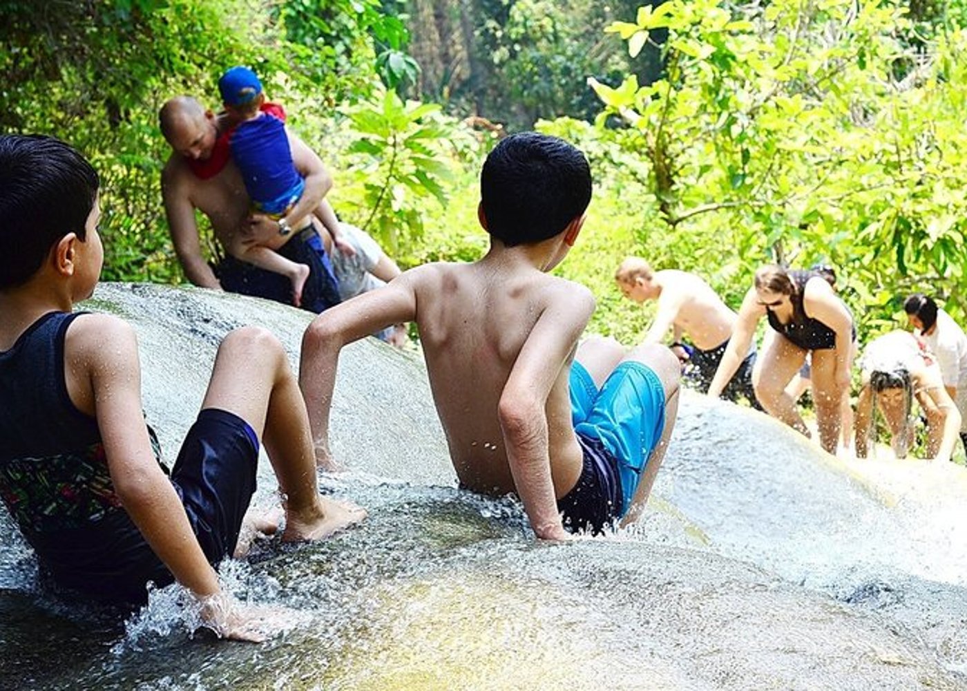 Safari-Tour
Elefantenschutzgebiet
Klebriger Wasserfall
Bambusfloßfahrt - 9