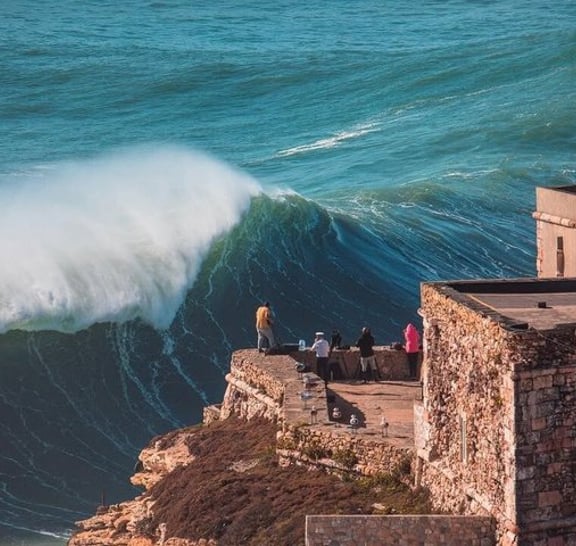 Z Lizbony: Prywatna wycieczka jednodniowa do Nazaré – Surfing na wielkich falach