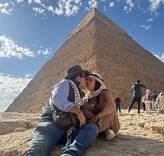 VIP Private Giza Pyramids Sphinx Saqqara and Memphis Tour