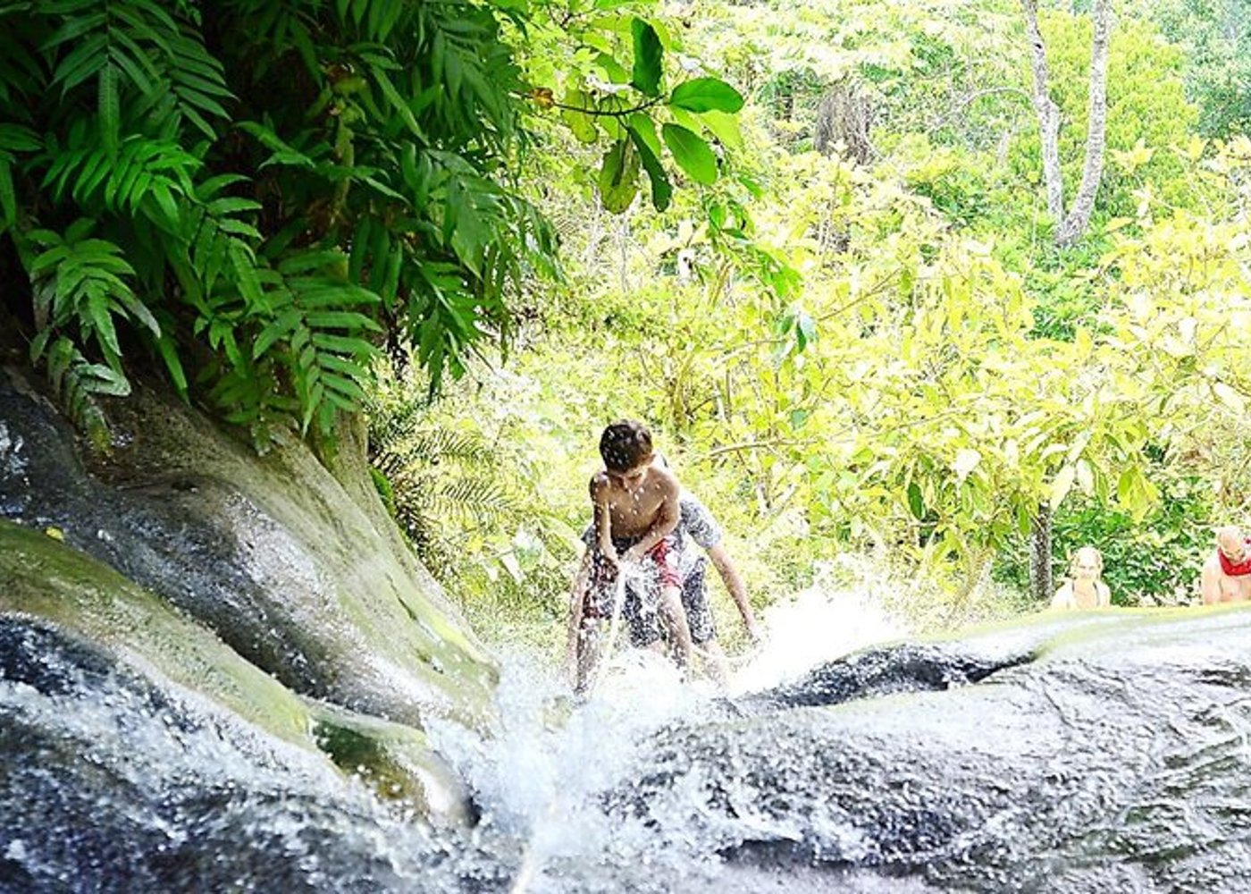 Safari-Tour
Elefantenschutzgebiet
Klebriger Wasserfall
Bambusfloßfahrt - 7