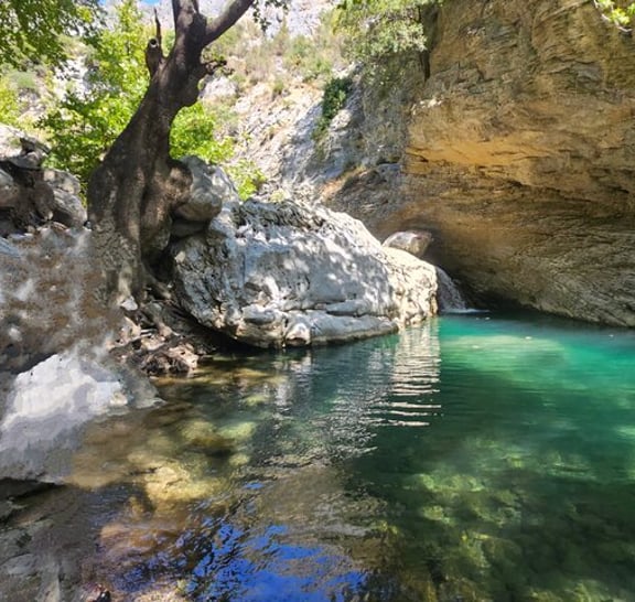 Familienabenteuer Manikia Wasserfall Fluss Trekking