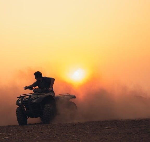 Dubai Quad-Bike-Safari mit Kamelritt und malerischem Dünen-Fotostopp