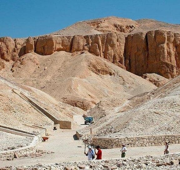 Amazing Luxor East and West Bank Guided Tour with Lunch From Luxor Airport/Hotel