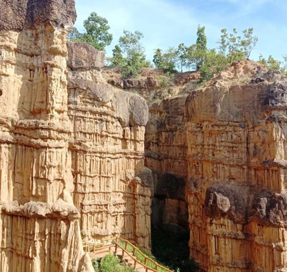 Beautiful trip through Pha Chor Canyon and crafts