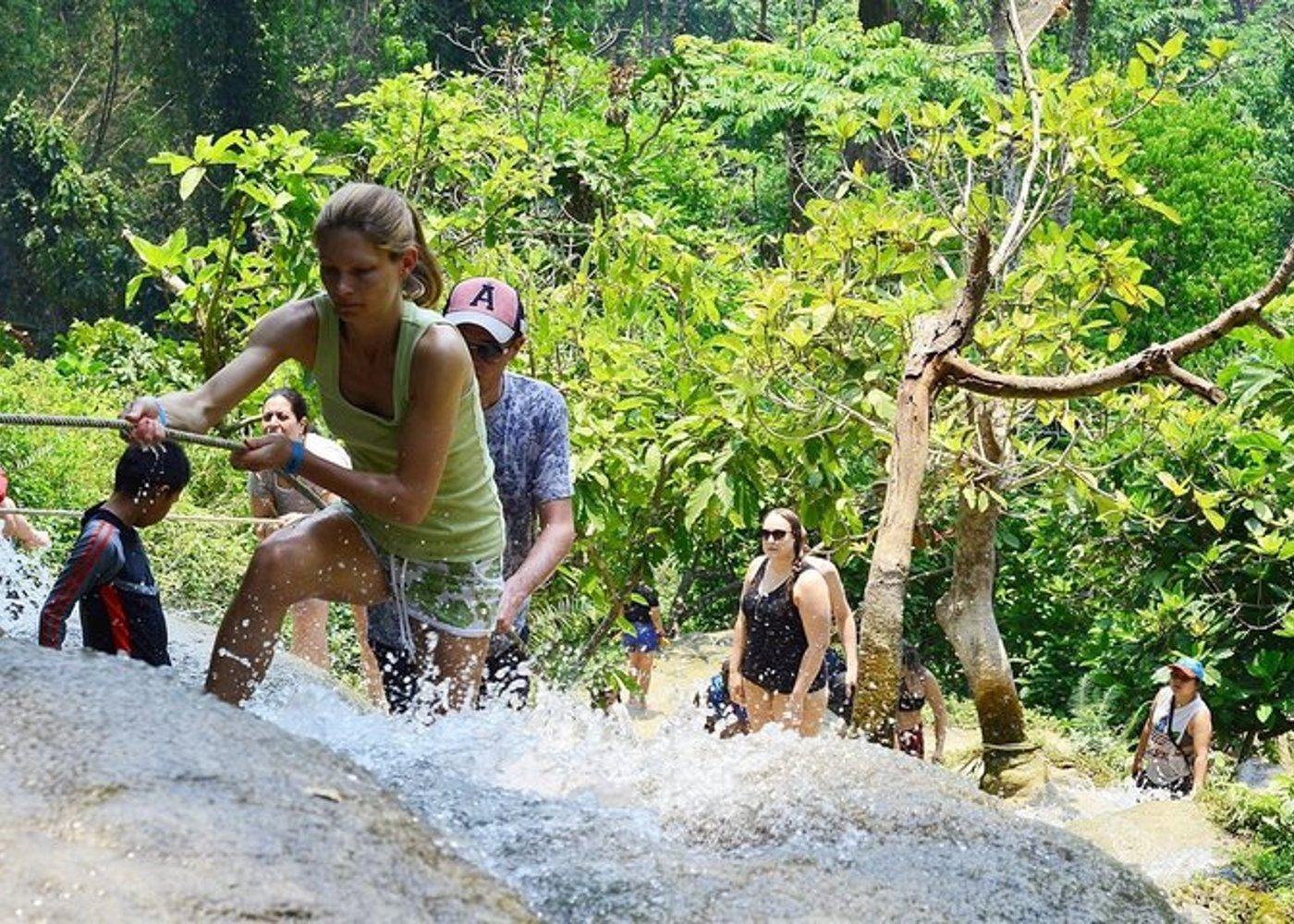 Safari-Tour
Elefantenschutzgebiet
Klebriger Wasserfall
Bambusfloßfahrt - 8